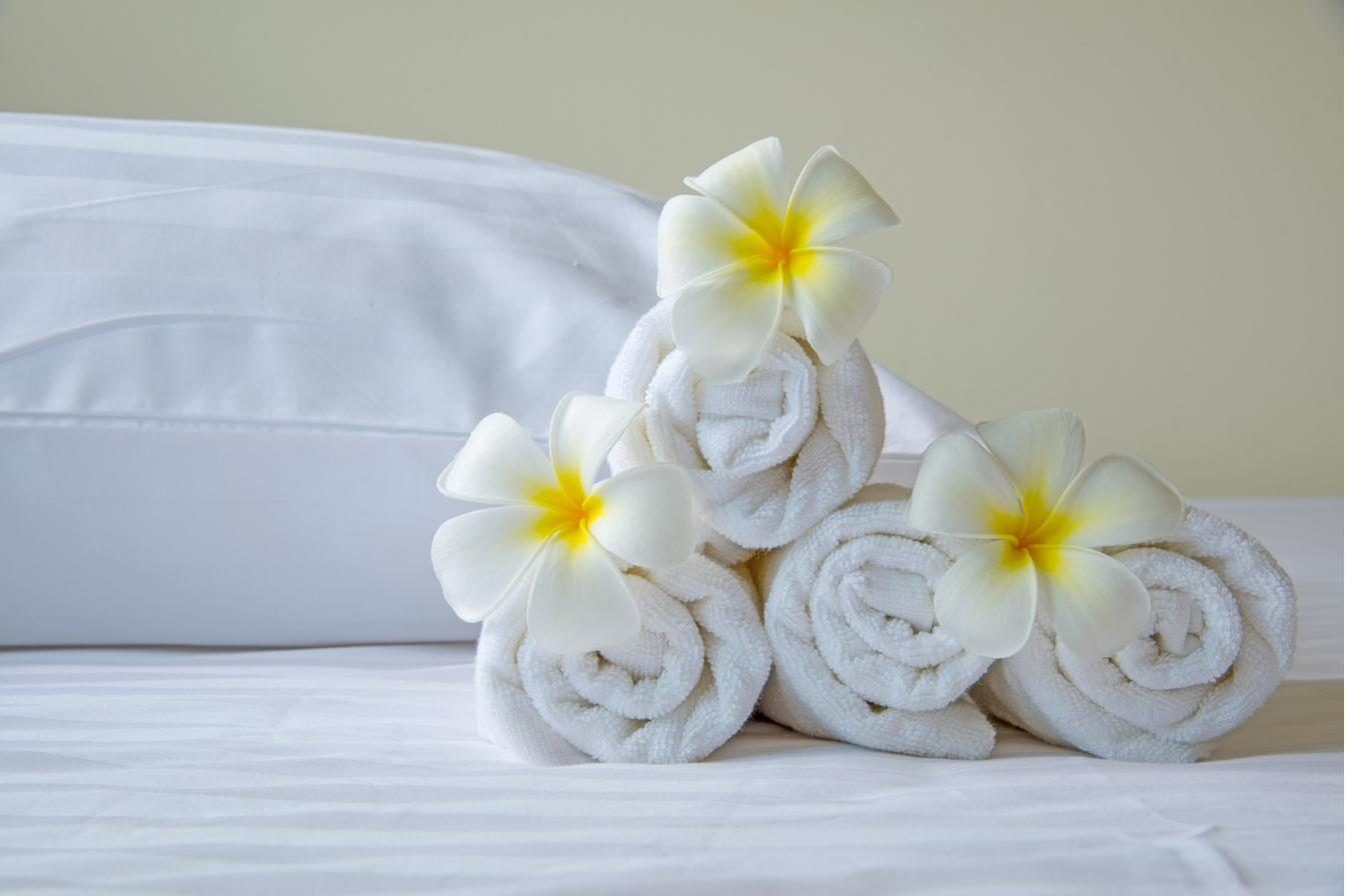 Asciugamani con fiori di plumeria