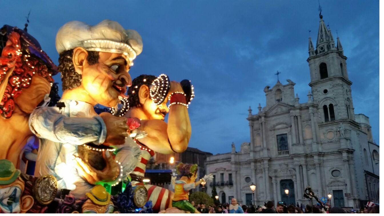 Carnevale di Acireale davanti al Duomo