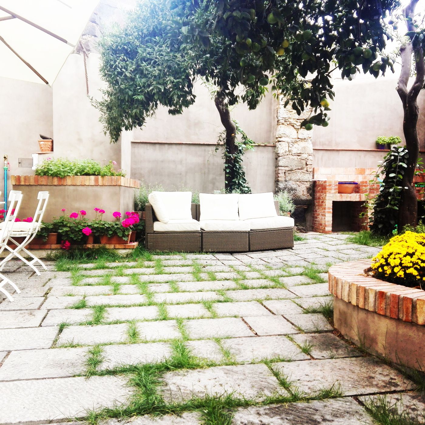 L'angolo barbecue tra crisantemi e gerani