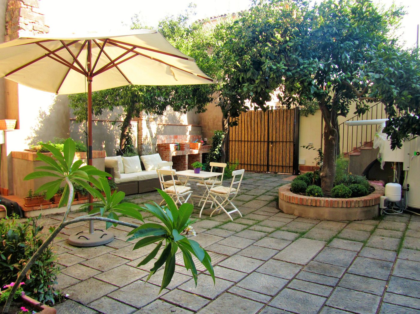 L'angolo barbecue nella corte
