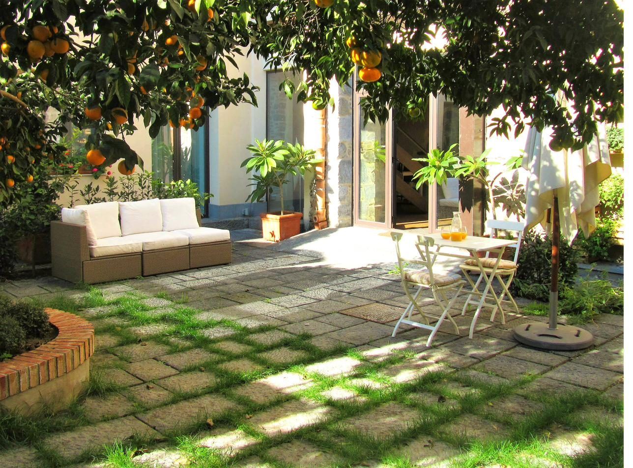 La corte interna di Corte dei Limoni, con gli alberi di arance