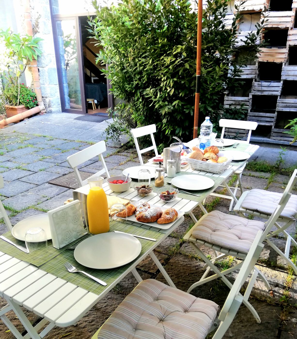 La tavola apparecchiata per la colazione in corte