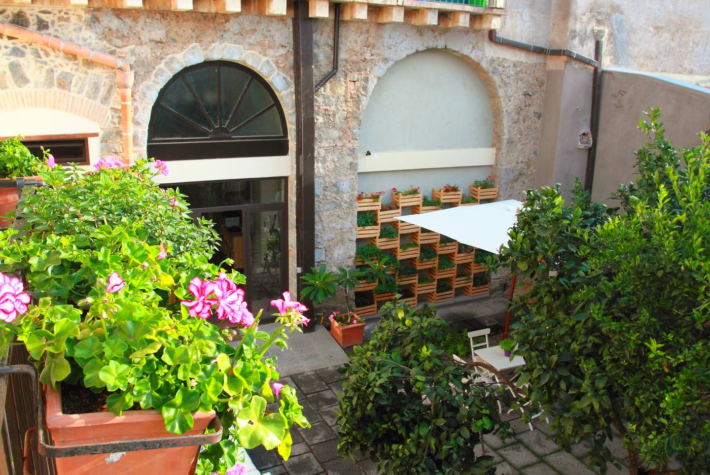 L'orto verticale nella corte