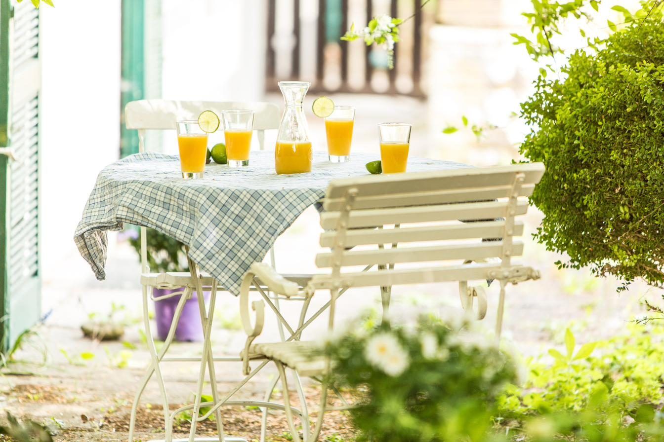 Spremuta d'arance fresca sul tavolo bianco nella corte